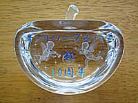 �u�X���A�j10���N�v�𒤍������A�����Ԕ̔��X�̎��N�j���p�̃K���X���I�u�W�F