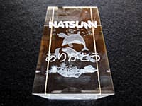 「奥さまの名前、ありがとう」を側面に彫刻した、奥さまへの結婚記念日の贈り物用のガラス製オブジェ