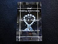 綿婚式のお祝い品用のガラス製オブジェ(2nd wedding anniversary、旦那様と奥さまの名前、結婚記念日の日付をガラス製オブジェの側面に彫刻)