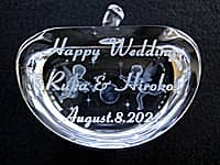 結婚祝い用のガラスのオブジェ(Happy wedding、新郎と新婦の名前、日付を、リンゴ型のオブジェ側面に彫刻)