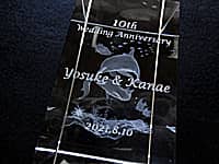 結婚10周年祝い用のガラス製オブジェ(10th wedding anniversary、旦那様と奥さまの名前、結婚記念日の日付をガラス製オブジェの側面に彫刻)