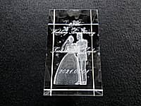 結婚25周年祝い用のガラス製オブジェ(25th wedding anniversary、旦那様と奥さまの名前、結婚記念日の日付をガラス製オブジェの側面に彫刻)