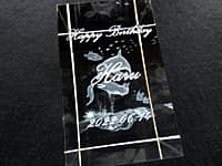 「Happy Birthday、贈る相手の名前、誕生日の日付」を側面に彫刻した、誕生日プレゼント用の3Dアートグラス