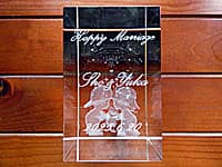 「Happy marriage、新郎と新婦の名前、結婚式の日付」を彫刻した、結婚祝い用の名入れ3Dアートグラス