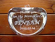 �uThank you for the good memories�A�ސE������̖��O�v�𑤖ʂɒ��������A�ސE�v���[���g�p�̃K���X���I�u�W�F