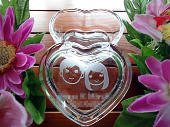 �j�̎q�Ə��̎q�̊�̃C���X�g�𒤍������A�����L�O�i�p�̃K���X����������