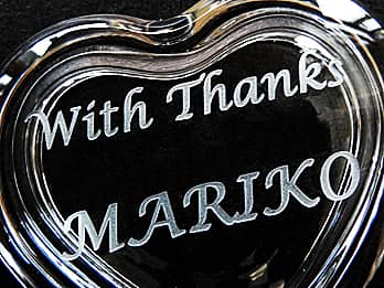 ��������AC-1�̏�W�̕\�ʂɒ��������A���b�Z�[�W�Ɩ��O�̐ڎʉ摜