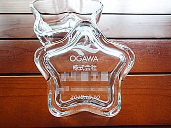 �u��Ж��A�A�C�����E���A���鑊��̖��O�A�A�C���̓��t�v���W�ɒ��������A�A�C�j���p�̃K���X����������E�A�N�Z�T���[�P�[�X