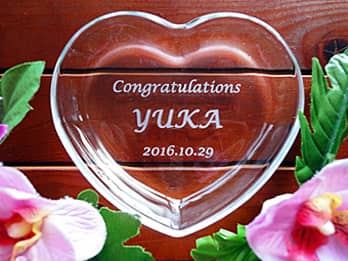 �uCongratulations�A�V�w�̖��O�A�������̓��t�v�𒤍������A�����j���p�̃K���X���A�N�Z�T���[�P�[�X