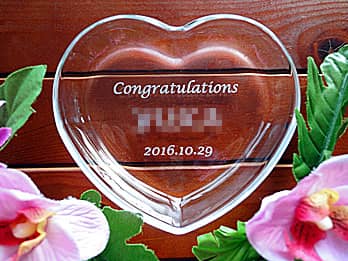 �uCongratulations�A���鑊��̖��O�A�A�C���̓��t�v�𒤍������A�A�C�j���p�̃K���X����������E�A�N�Z�T���[�P�[�X