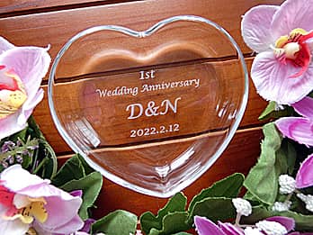 �u1st Wedding Anniversary �A�U�ߗl�Ɖ����܂̃C�j�V�����A�����L�O���̓��t�v�𒤍������A�����L�O���j���p�̃K���X����������
