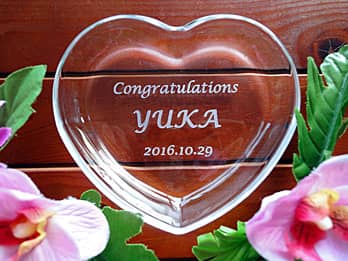 �uCongratulations�A��܎Җ��A�\�����̓��t�v�𒆉��ɒ��������A�\���L�O�i�p�̃K���X����������