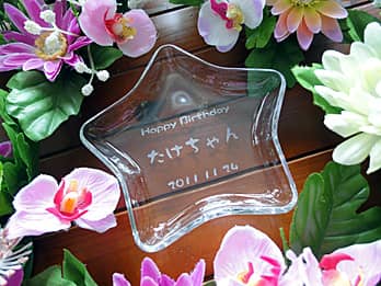 �uHappy birthday�A���鑊��̃j�b�N�l�[���A�a�����̓��t�v�𒤍������A�a�����v���[���g�p�̃K���X����������