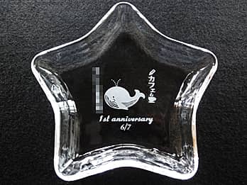 �J�t�F�̃��S�}�[�N�𒤍��������N�j���̑��蕨�p�̃K���X����������