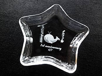 �J�t�F�̃��S�}�[�N�𒆉��ɒ��������A���`�ŏ��M�^�C�v�̃K���X����������E�A�N�Z�T���[�P�[�X