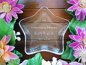 ���j�����b�Z�[�W�A��܎҂̖��O�A������̓��t�𒤍������A�i�N�Α��\���p�̃K���X����������