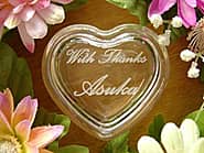 「With thanks、先生の名前」を彫刻した、卒業生から先生へのプレゼント用のアクセサリーケース