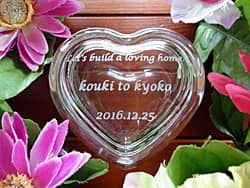 カップルの名前を彫刻した、彼女への誕生日プレゼント用のガラス製小物入れ