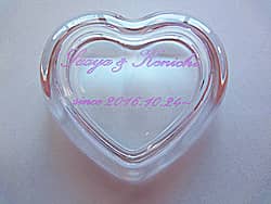 奥さまと旦那様の名前を彫刻した、奥さまへの結婚記念日のプレゼント用のガラス製アクセサリーケース