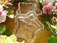 「Happy birthday、奥さまの名前、誕生日」を彫刻した、奥さまへの誕生日プレゼント用の小物入れ