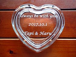 「Always be with you、旦那様と奥さまの名前」を彫刻した、結婚記念日のプレゼント用の小物入れ