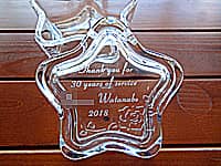 「Thank you for 30 years of service、永年勤続者の名前」を彫刻した、勤続30年の表彰記念品用のガラス製小物入れ