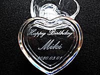 「Happy birthday、名前、誕生日の日付」を彫刻した、誕生日プレゼント用のハート形小物入れ