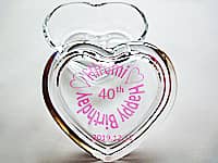 「40th Happy birthday、贈る相手の名前、誕生日の日付」を彫刻した、誕生日プレゼント用のハート形小物入れ