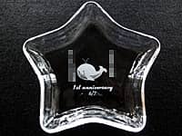 �J�t�F�̎��N�j���p�̃K���X����������i�J�t�F�̃��S�}�[�N��1st anniversary���A���`�̃K���X����������ɒ����j