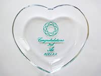 奥さまへの結婚記念日のプレゼント用の小物入れ(ダイヤモンドのイラスト、Congratulations、3rd、奥さまの名前、日付を、ハート形のガラス製小物入れに彫刻)