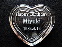 「Happy Birthday、贈る相手の名前、生年月日」を彫刻した、誕生日プレゼント用のハート形小物入れ