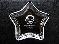 「贈る相手の似顔絵」と「Happy Birthday、誕生日の日付」を中央に彫刻した、誕生日プレゼント用の小皿タイプの星形小物入れ