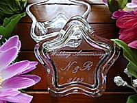 Wedding Anniversary、旦那様と奥さまのイニシャル、結婚記念日の日付を蓋に彫刻した、結婚記念日祝い用のガラス製小物入れ
