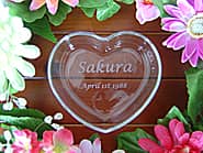 彼女の名前と誕生日の日付を彫刻した、彼女への誕生日プレゼント用の小物入れ