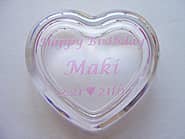 「Happy birthday、名前、誕生日」を彫刻した、奥さまへの誕生日プレゼント用のガラス製アクセサリーケース