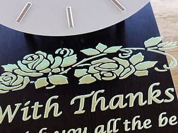 �S�[���h�ɒ��F�����A������ŉ��t�֑���|�����v�̑O�ʃK���X���ɒ��������uWith Thanks�v�̃N���[�Y�A�b�v�摜