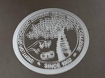 ������Ő搶�ɑ��鋾�̕\�ʂɒ��������u�w�Z�̃}�[�N�v