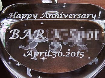 ���N�j���p��3D�A�[�g�O���X���ʂɒ��������A���j�����b�Z�[�W�A�X���A���N���̓��t�̃N���[�Y�A�b�v�摜