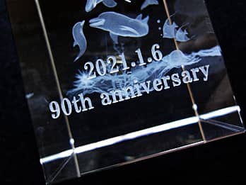 ���N�j���p�̃K���X���I�u�W�F�̑��ʂɒ��������A���N���̓��t�A���j�����b�Z�[�W�̃N���[�Y�A�b�v�摜