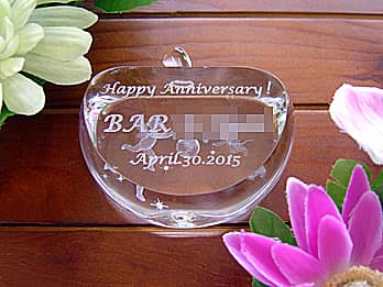 �uHappy Anniversary�A�X���A���N���̓��t�v�𑤖ʂɒ��������A���H�X�̎��N�j���p�̃K���X���I�u�W�F