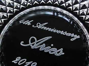 ���N�j���p�̃K���X���D�M�̒�ʂɒ��������A���j�����b�Z�[�W�ƓX���̃N���[�Y�A�b�v�摜