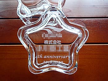 �u��Ж��ƃ��S�}�[�N�A4th anniversary�A���N���̓��t�v�𒤍������A��Ђ̑n���L�O�i�p�̃K���X����������
