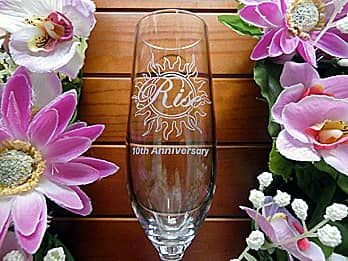 ���H�X�̃��S�}�[�N�𑤖ʂɒ��������A���N�j���p�̃V�����p���O���X