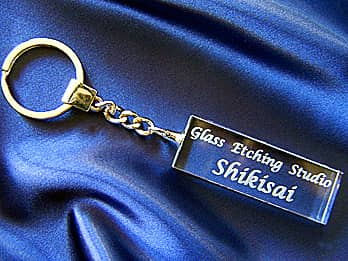 ���D�`�̃N���X�^���K���X���̏��蕔�ɓX���𒤍��������N�L�O�i�p�̃L�[�z���_�[