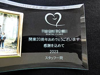 ���ȃN���j�b�N�̃��S�}�[�N�𒤍��������N�j���p�̃K���X���ʐ^����