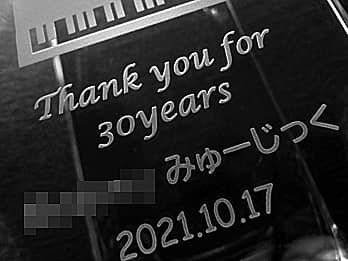 ���y�����̎��N�j���p�̃K���X�ԕr�̑��ʂɒ��������A���j�����b�Z�[�W�A�������A���N�L�O���̓��t�̃N���[�Y�A�b�v�摜