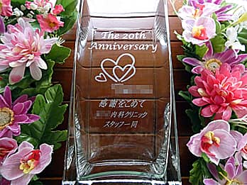 �uThe 20th anniversary�A�N���j�b�N�̃��S�}�[�N�A���N�L�O���̓��t�A�����̖��O�v�𑤖ʂɒ��������A�N���j�b�N�̎��N�j���p�̉ԕr