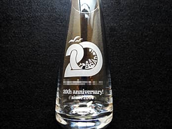 お客様がデザインしたオリジナル図案を側面に彫刻した、周年祝い用のガラス花瓶