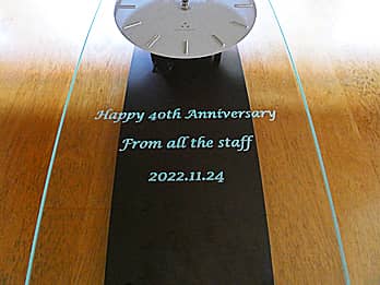 �uHappy 40th Anniversary�A�����̖��O�A���N�L�O���̓��t�v��O�ʃK���X�ɒ��������A���H�X�̎��N�j���p�̕Ǌ|�����v