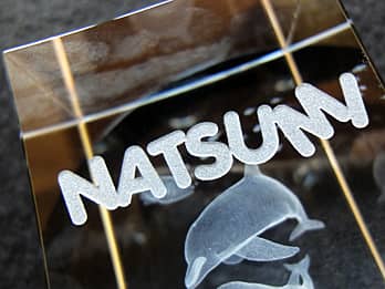 ���ƋL�O�i�p��3D�A�[�g�O���X���ʂɒ��������A���Ɛ��̖��O�̐ڎʉ摜